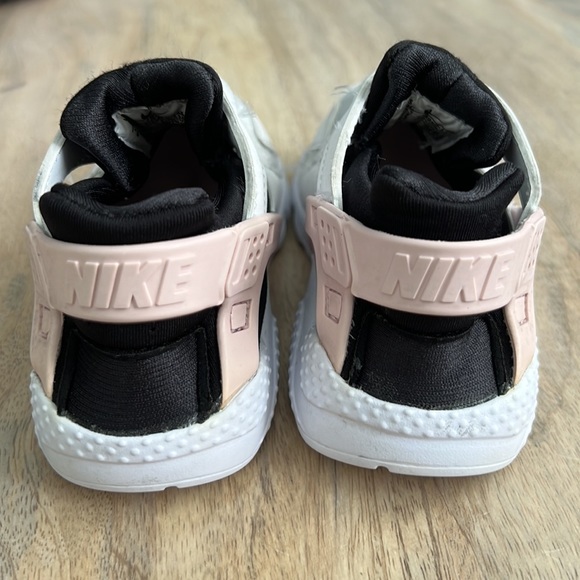 NIKE Huarache Sneakers - Picture 3 of 9